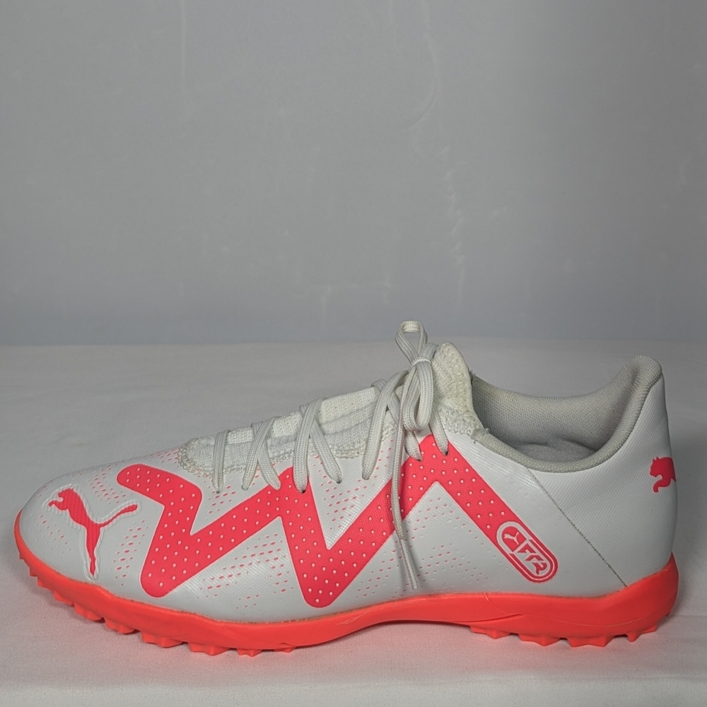 NEW Puma Mens Soccer cleats Sz 11 white/pink